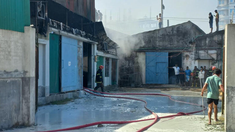 ময়মনসিংহে বিসিক শিল্প নগরীতে লাগা আগুন ২ ঘণ্টা পর নিয়ন্ত্রণে